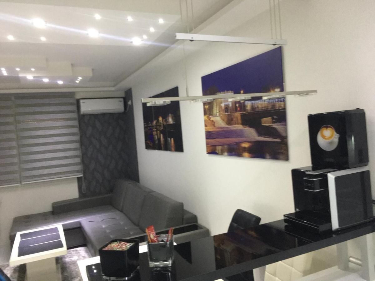Grey Apartment Ni Eksteriør bilde