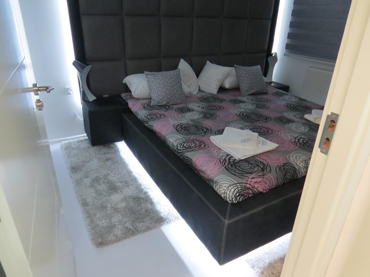 Grey Apartment Ni Eksteriør bilde